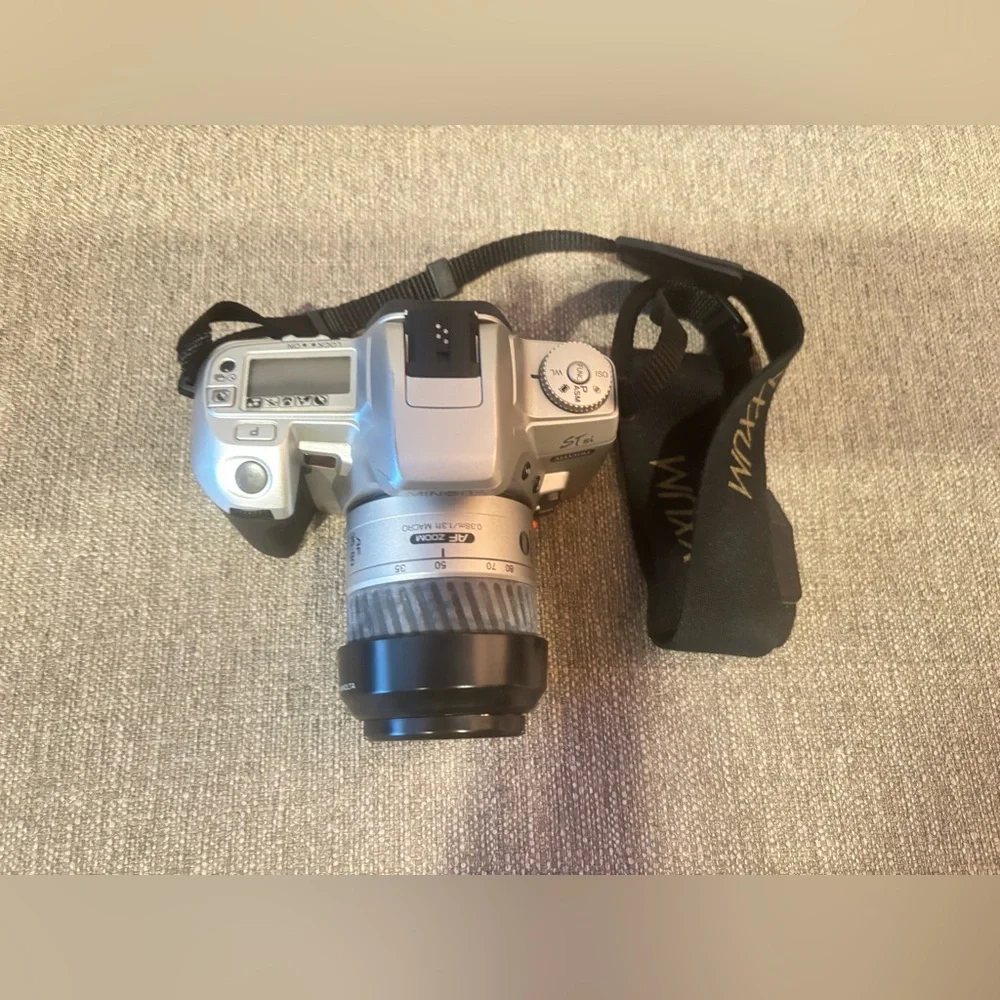 NEW: Minolta Dynax 404si Maxim ST si Camera w/ Carry Case and Batteries